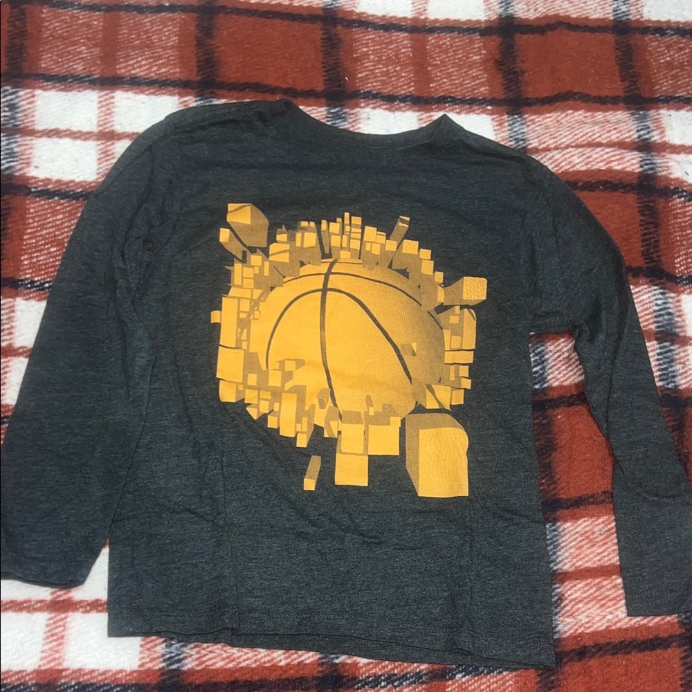The Children's Place Dark Gray Shirt with Basketball Graphic Size 5/6